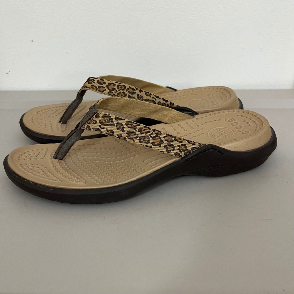 Crocs Capri V Flip Flop Sandals Womens 8 Tan Leopard Croslite Comfort Beach